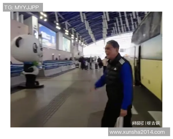 球迷机场偶遇足球巨星引发热烈追捧现场气氛高涨瞬间成热门话题 球迷机场偶遇足球巨星引发热烈追捧现场气氛高涨瞬间成热门话题