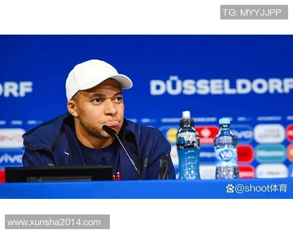 浪漫法国足球球星的逆袭之路与赛场上的柔情风采 浪漫法国足球球星的逆袭之路与赛场上的柔情风采